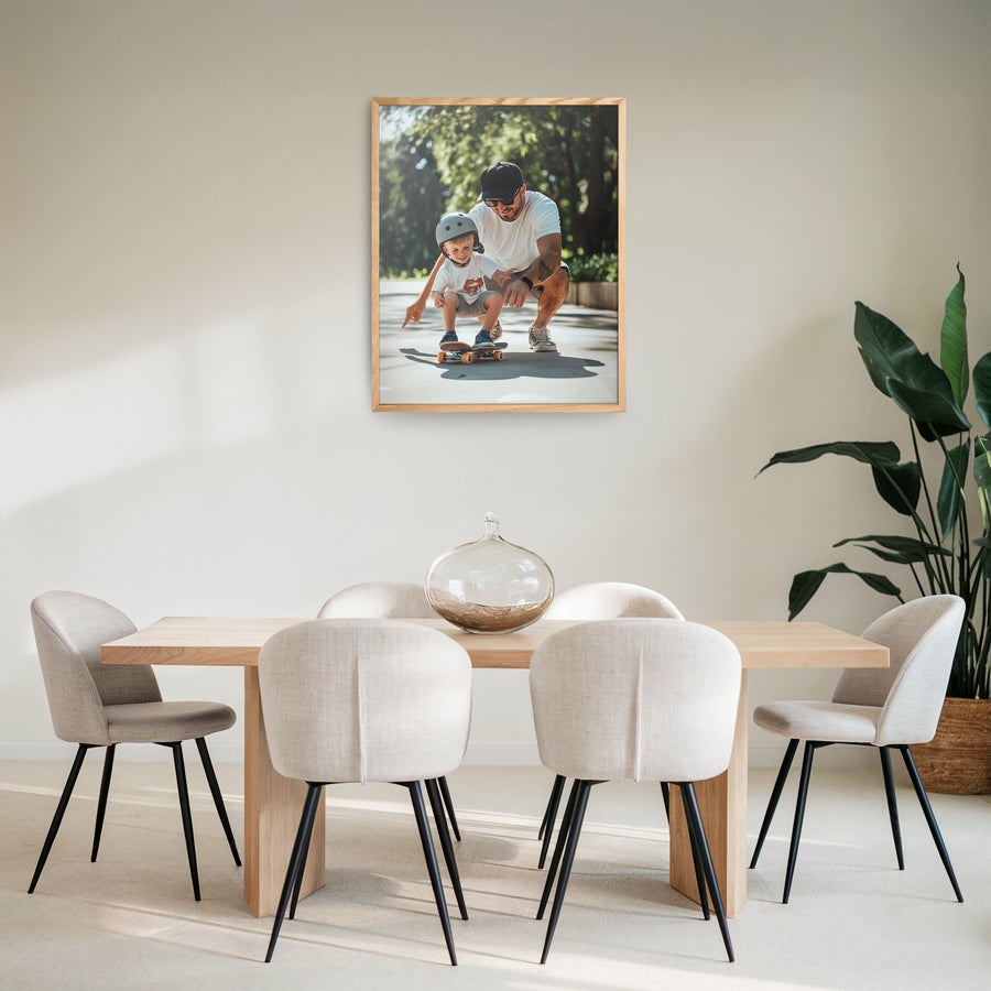 Innrammet bilde Personlig plakat med trykt familiebilde i en treramme, klar til å henges på veggen.