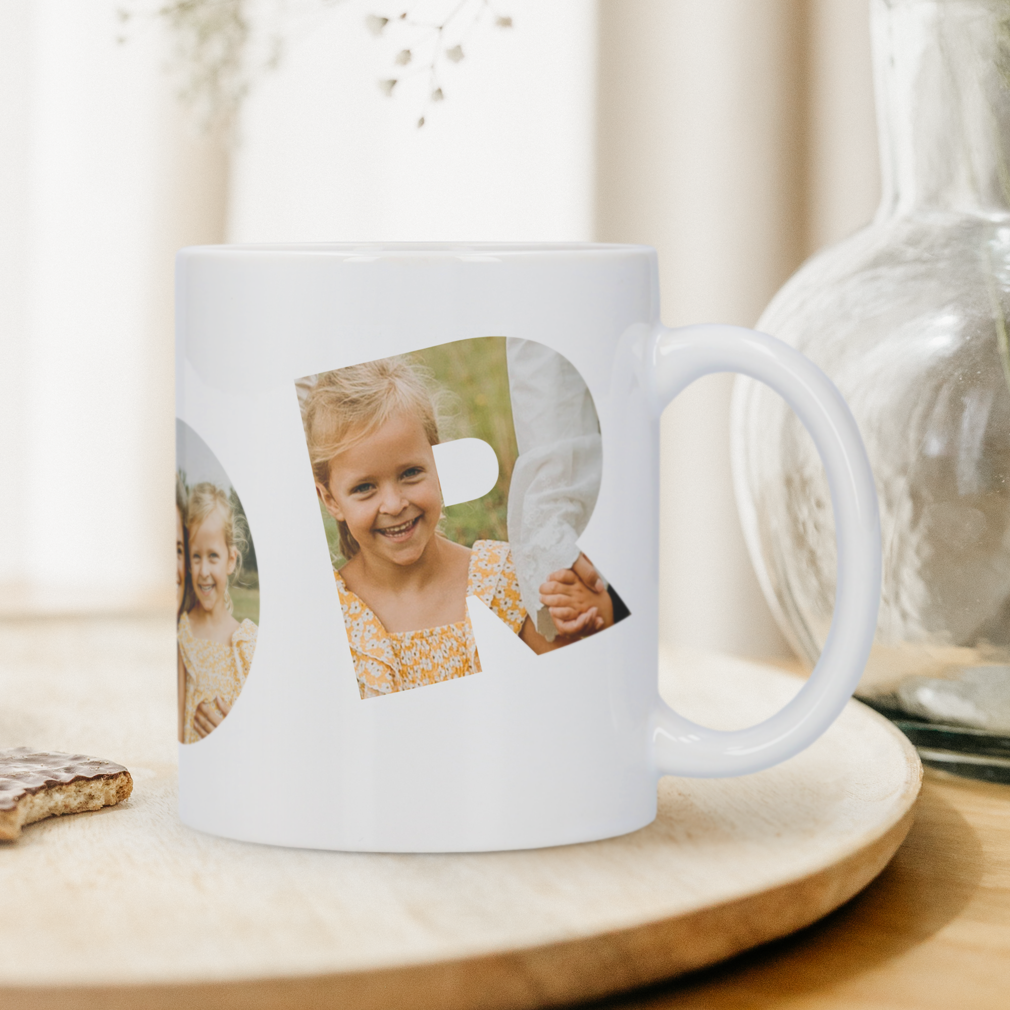 Hvidt mors dag krus med billede af et smilende barn trykt i bogstaverne "MOR"