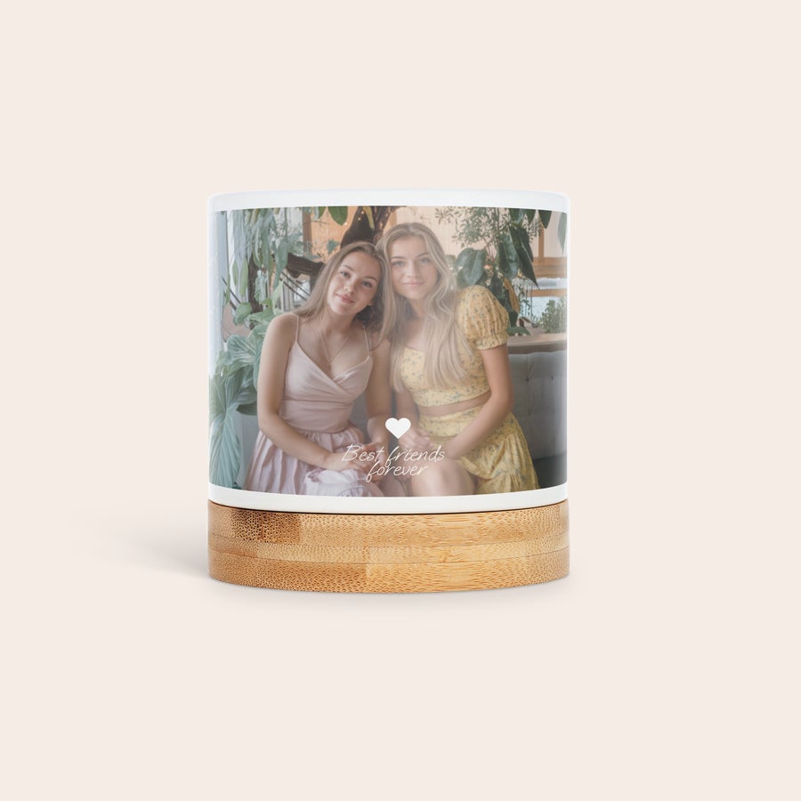 Maceta personalizada Maceta de cerámica con foto personalizada de dos amigas y texto Best friends forever, sobre base de bambú, un regalo con vegetación.