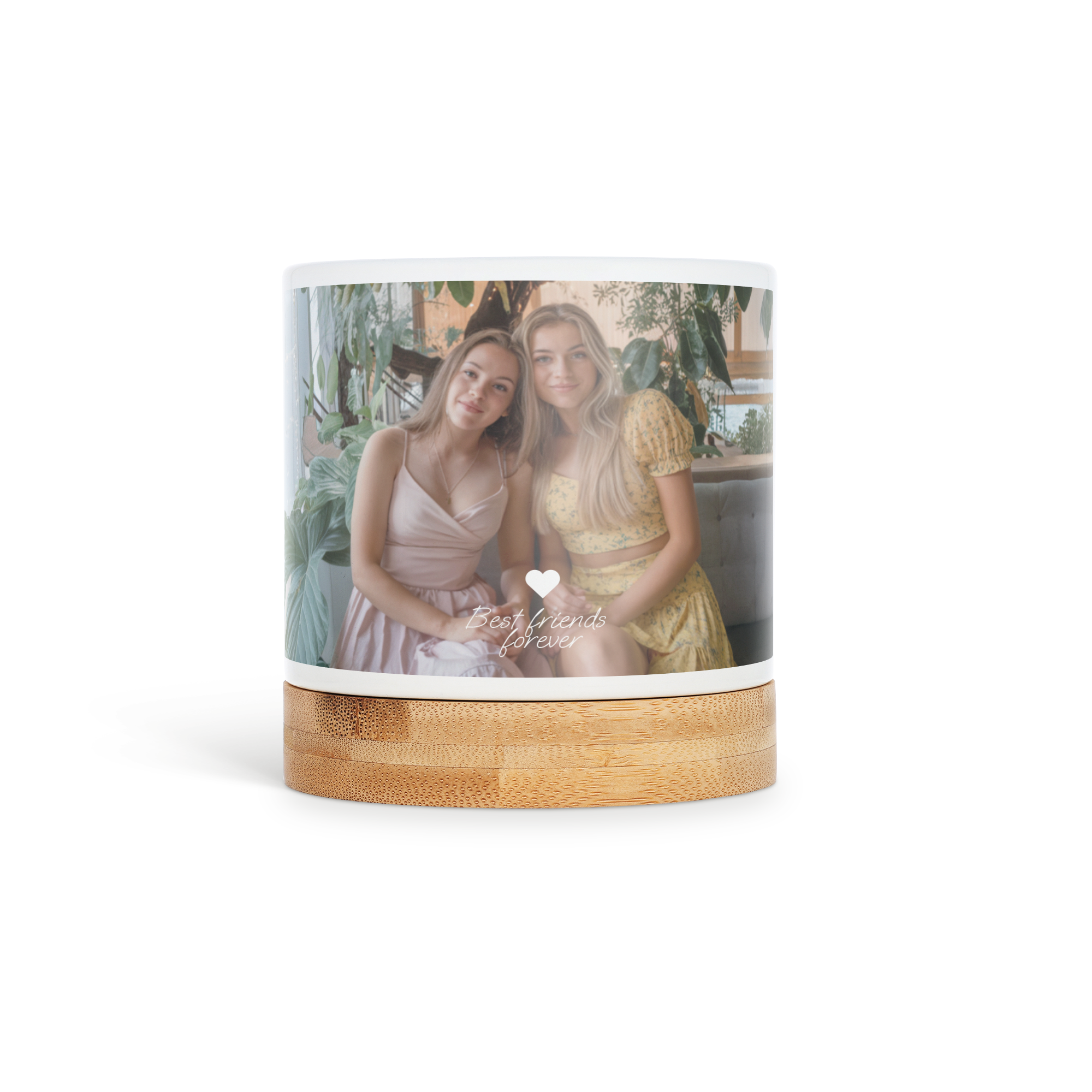 Personlig vit blomkruka i keramik med bambuunderlägg, tryckt med ett foto av två kvinnor och texten Best friends forever. Ge dem grönska.