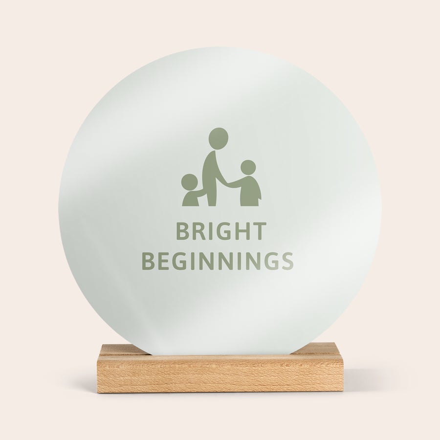 Panel de madera con foto Mosaico fotográfico redondo de madera con diseño personalizado de una familia y el texto "BRIGHT BEGINNINGS".