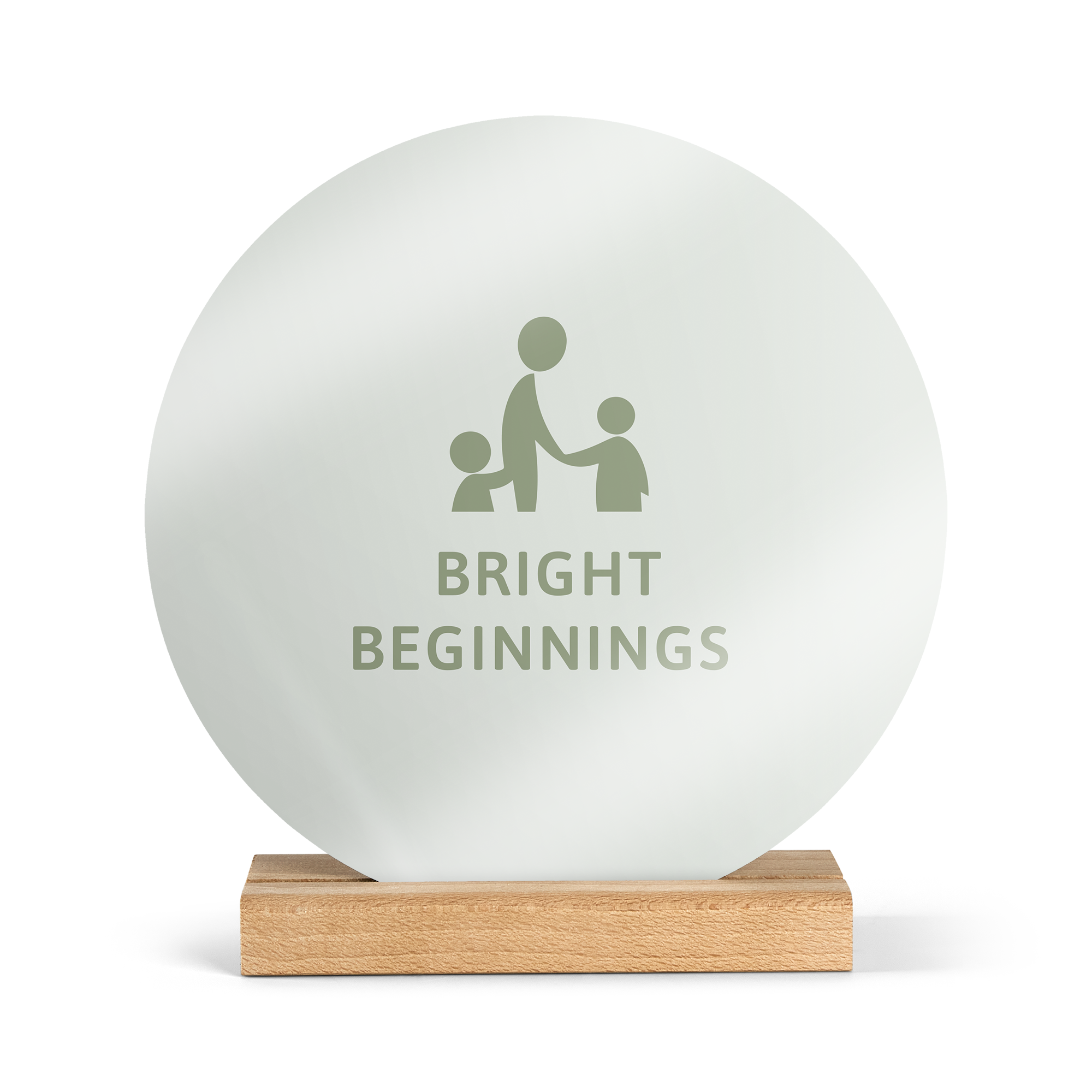 Rund fotoflis i tre med illustrasjon og teksten "Bright Beginnings" trykt på, på et trestativ.