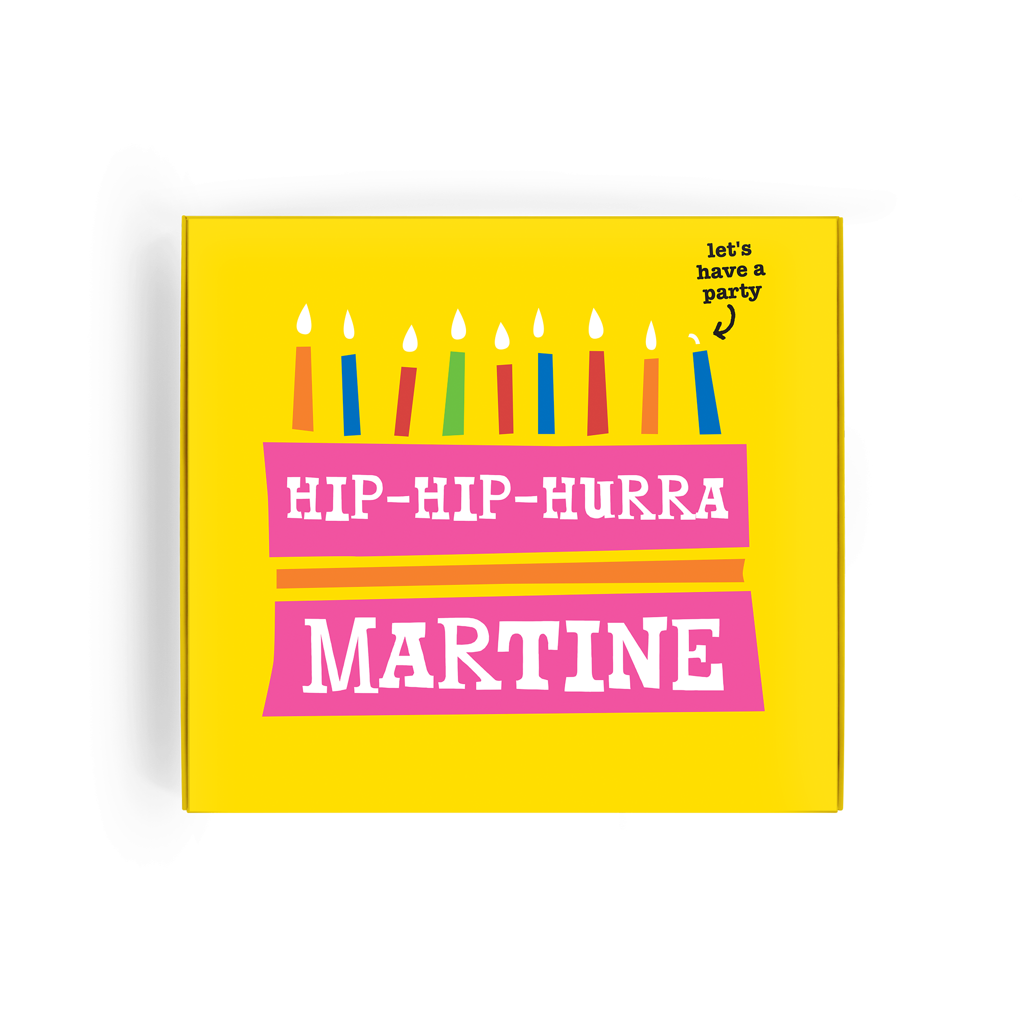 Personlig Tony's Chocolonely gaveeske, med "Hip-hip-hurra" og navnet "Martine" trykt på et bursdagskakemotiv.