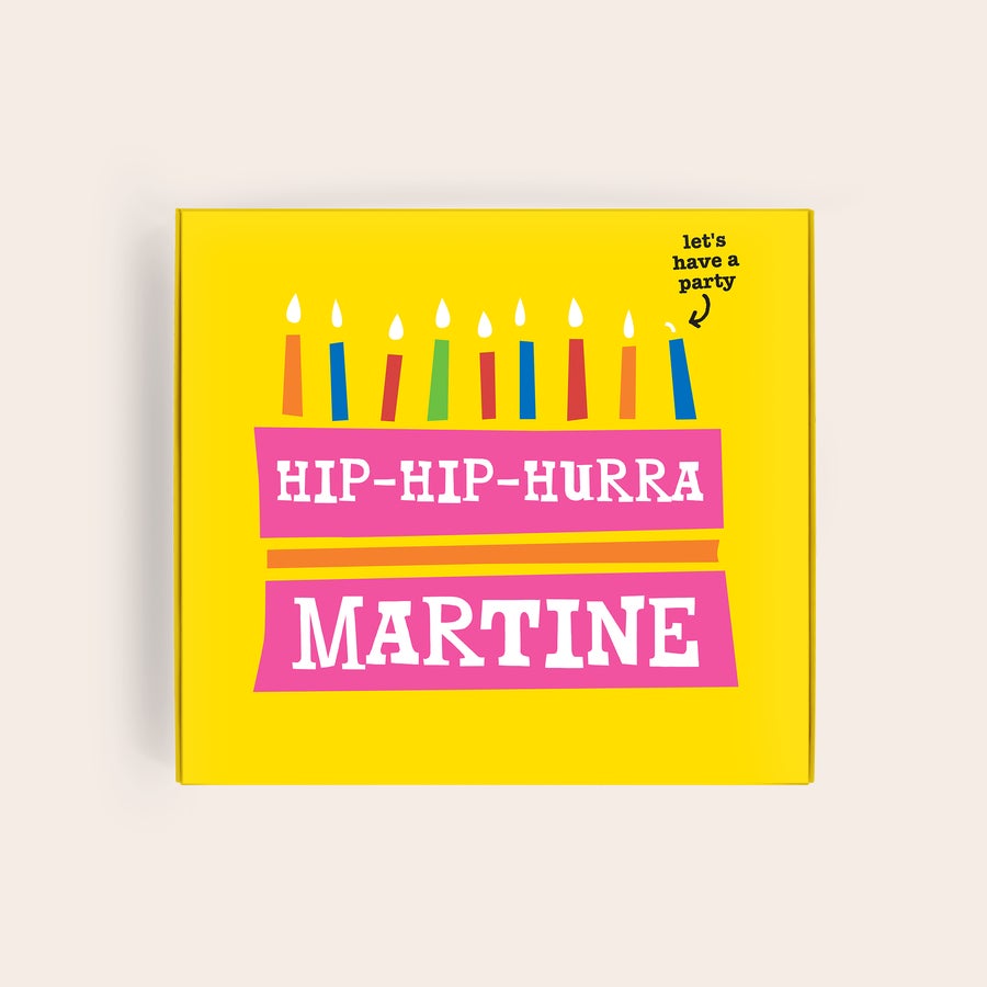 Tony's Chocolonely gaveæske Personlig Tony's Chocolonely gaveeske, med "Hip-hip-hurra" og navnet "Martine" trykt på et bursdagskakemotiv.