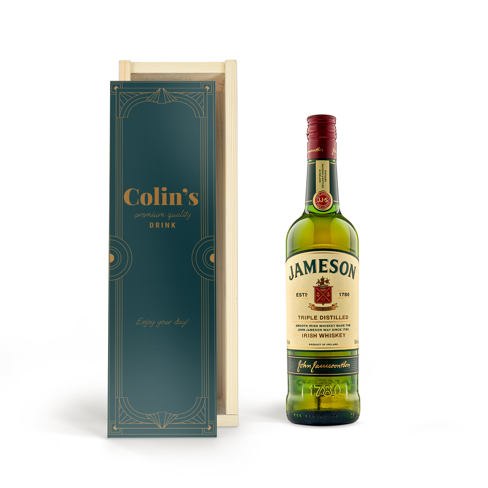 Egy üveg Jameson whisky egyéni fadobozban, "Colin's premium quality drink" szöveggel, "Enjoy your day!" felirattal, nyomtatva.