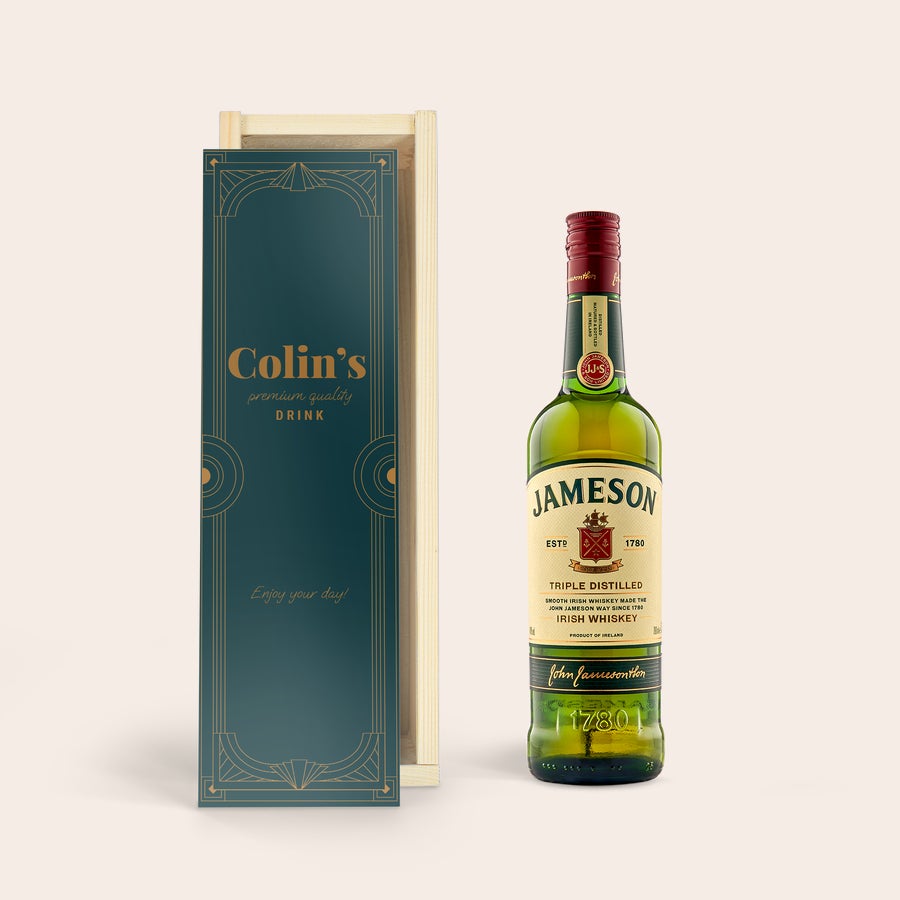 Jameson whiskey v personalizované krabici Lahev Jameson whisky a personalizovaná dřevěná krabice s textem Colin's.