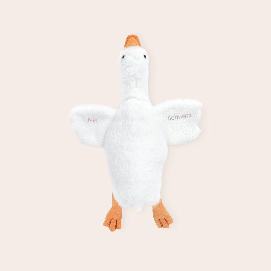 Gans Kuscheltier Personalisiert Weiße Kuschelgans mit personalisiertem Namen Mia und Schwarz auf den Flügeln gestickt.