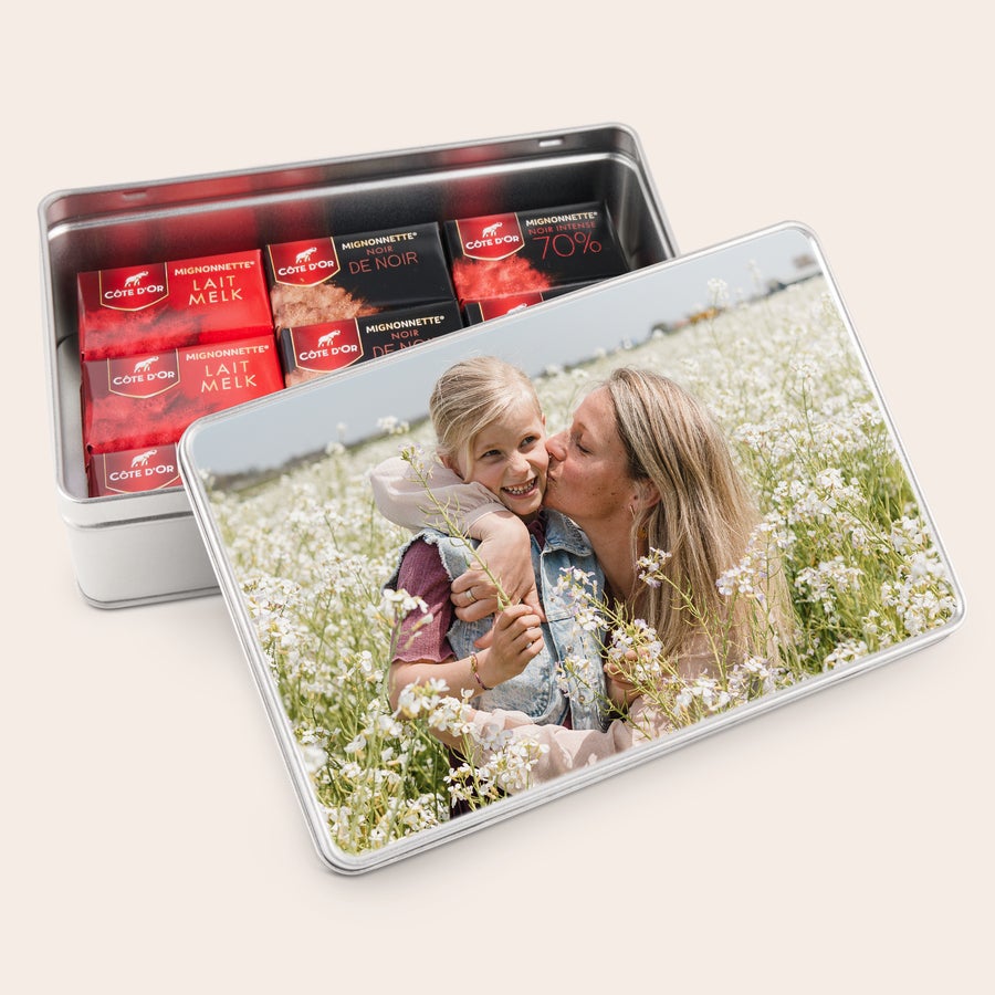 Lata de presente personalizada - Côte d'Or Lata de presente personalizada com chocolates Côte d'Or, impressa com foto de mãe e filha em um campo.