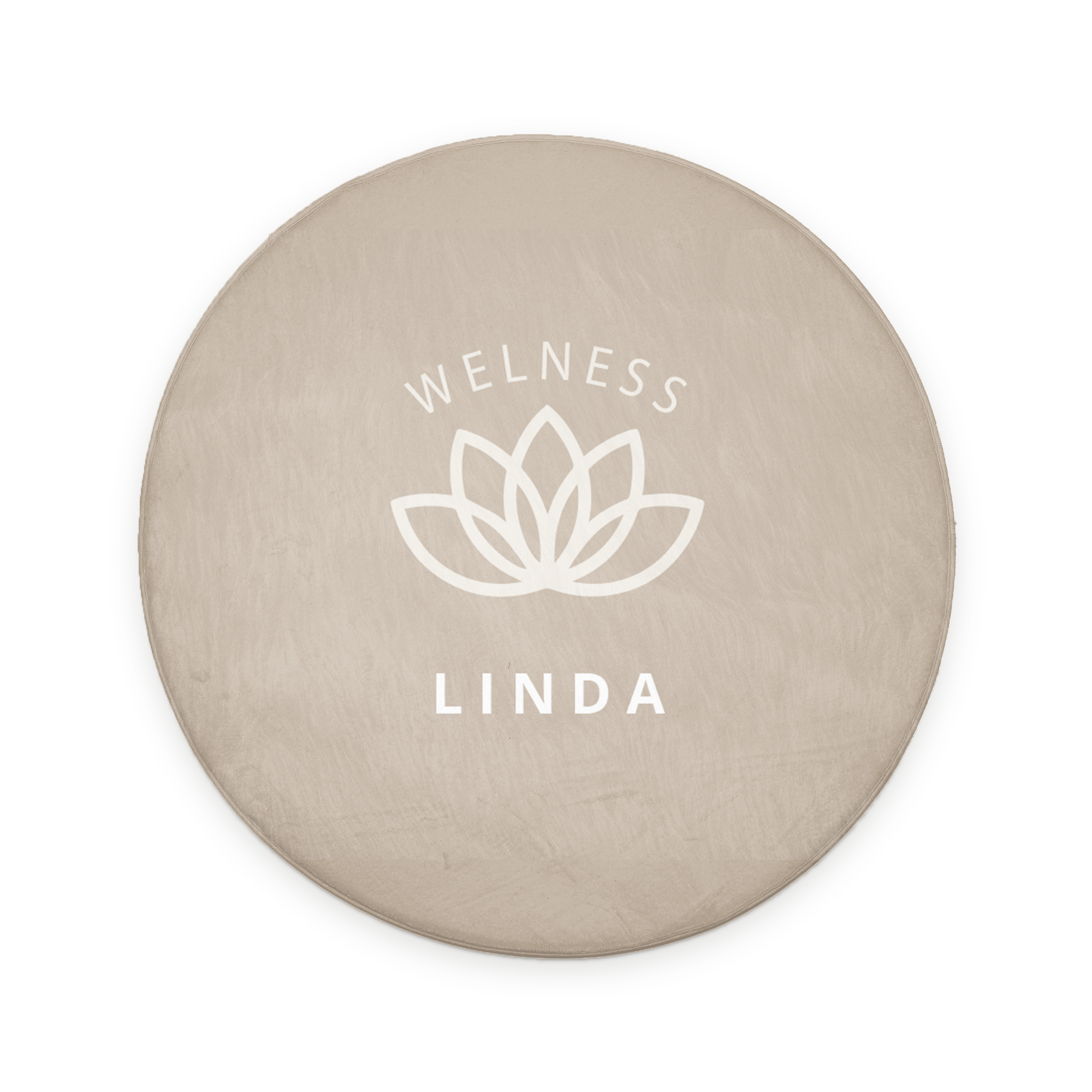 Alfombra de baño personalizada beige con diseño de flor de loto y texto impreso "Wellness Linda". Convierte cualquier baño en un paraíso personal.