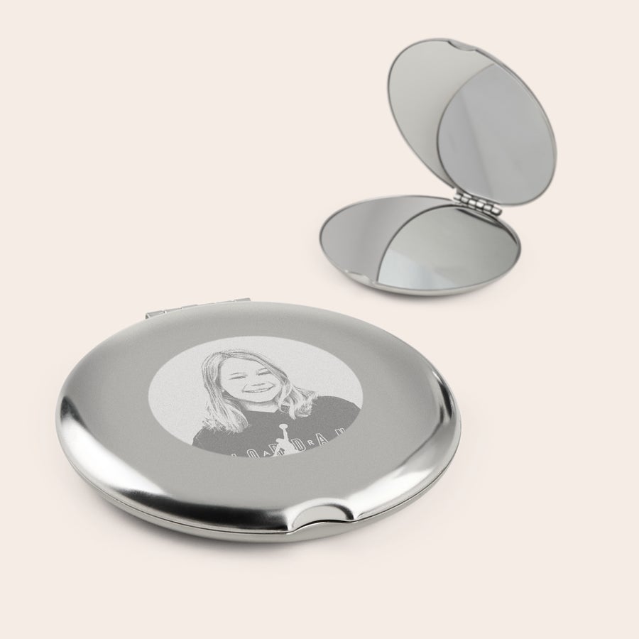 Spiegel bedrukken Ovale zilverkleurige make-up spiegel gegraveerd met een foto van een lachend meisje.