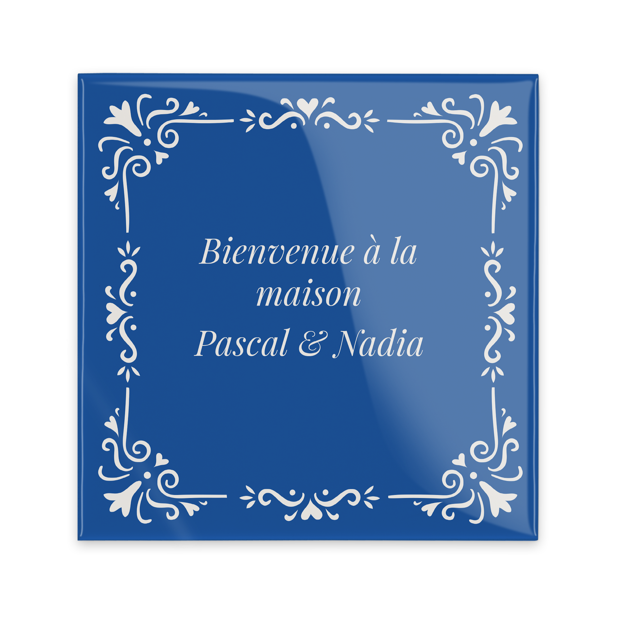 Carreau bleu avec dicton et motif décoratif, personnalisé avec "Bienvenue à la maison Pascal & Nadia"