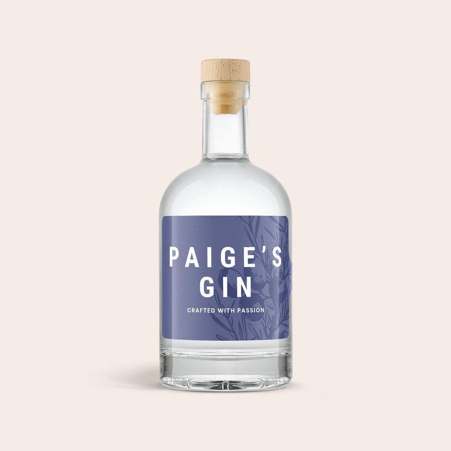 Gin personalizat - YourSurprise O sticlă delicioasă de gin cu etichetă personalizată, având textul PAIGE'S GIN și o ilustrație florală imprimată.