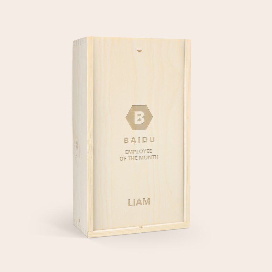 Personalizovaný Gin tonic set - Bobby Gin Dárková sada gin & tonic v dřevěném gravírovaném pouzdře se jménem Liam a nápisem Baidu Employee of the Month