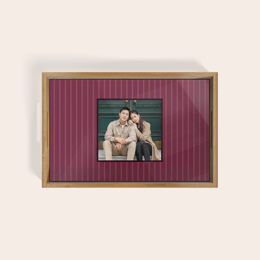 Personaliziran pladenj za fotografije - Pravokotnik - Bež - 23,5 x 37 cm Personaliziran pladenj za fotografije - Pravokotnik - Bež - 23,5 x 37 cm z natisnjeno fotografijo para na temno rdečem ozadju, ki si ga lahko prilagodite po želji.