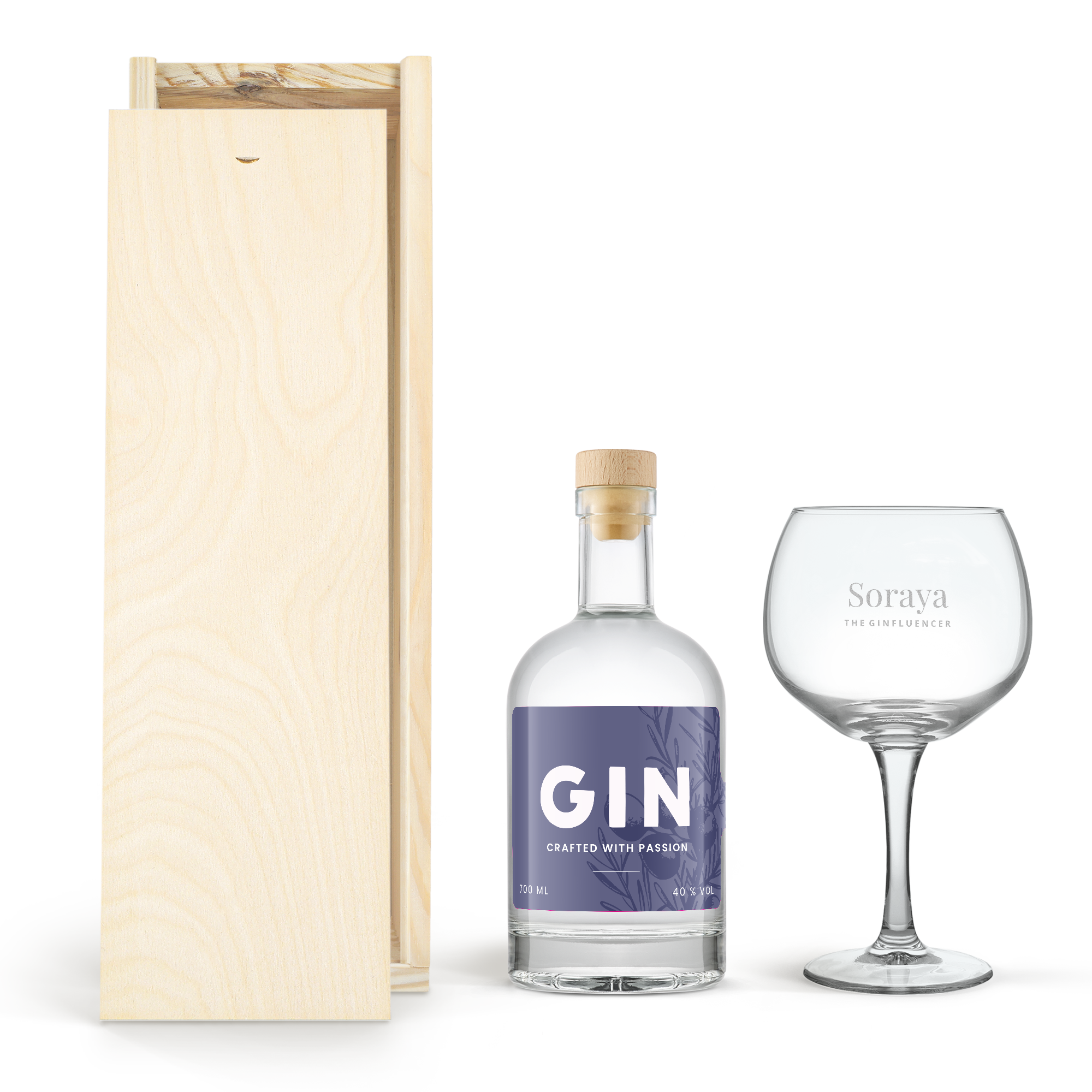 Bouteille de gin avec étiquette violette et verre à gin-tonic gravé Soraya dans un coffret en bois personnalisable