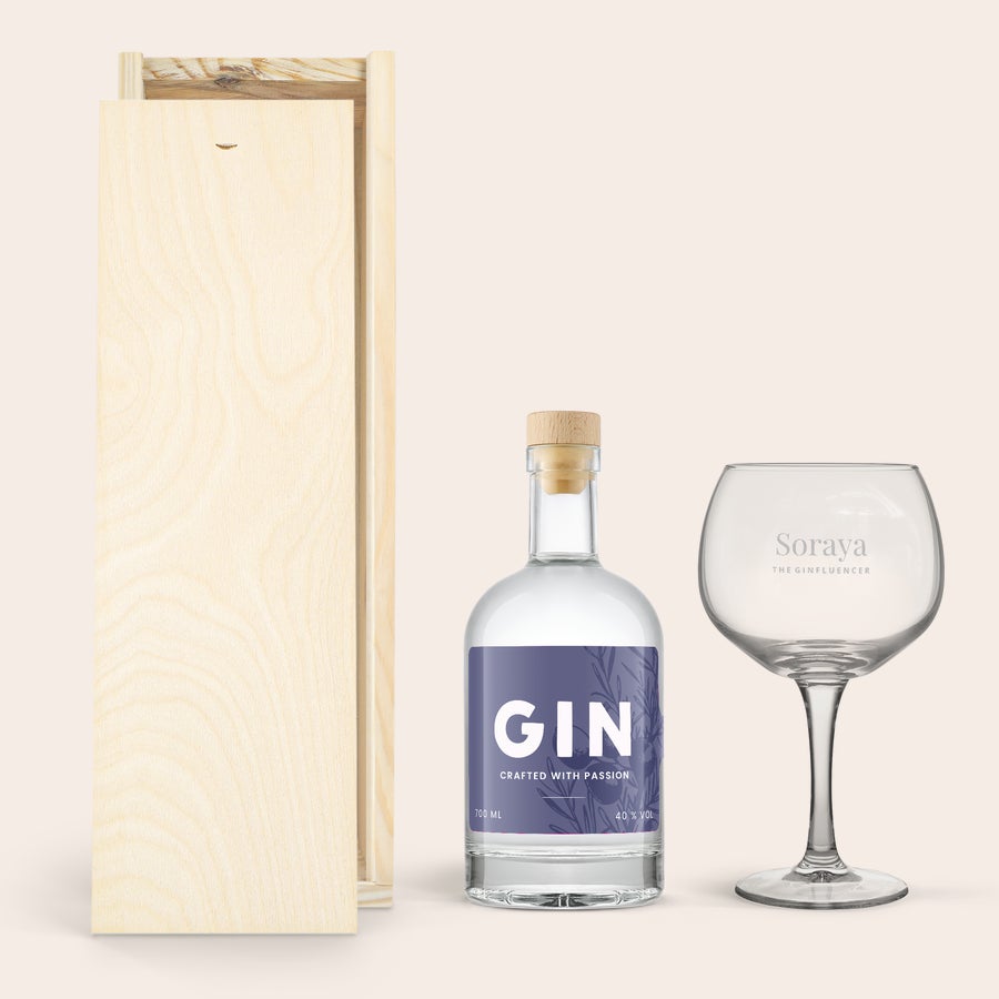 Personlig YourSurprise Gin Gin presentset med flaska gin och graverat glas i trälåda med texten Soraya The Ginfluencer. Bästa drinkpresenten.