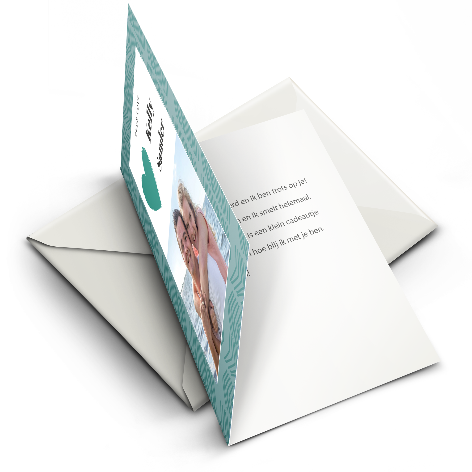 Een originele Valentijnskaart met persoonlijk gedrukte foto van een stel, namen Kelly en Sander, een hart en tekst, liggend op een witte envelop.