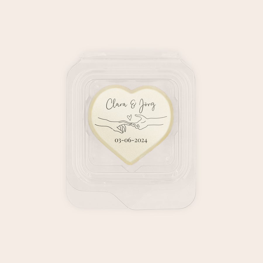 Gastgeschenk Schokolade personalisiert - 50 Stück Herzpraline mit Foto von Händen, die sich berühren, sowie Clara & Jörg und dem Datum 03-06-2024. Ideal als 25 Fotopralinen einzeln verpackt Gastgeschenk.