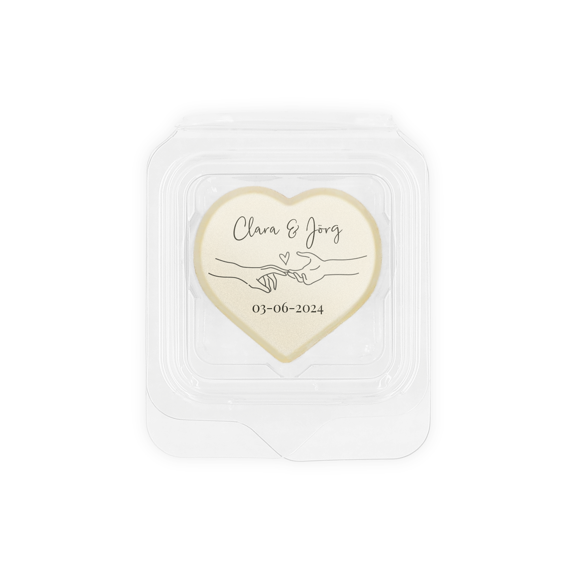 Eine Fotopraline in Herzform, einzeln verpackt mit dem personalisierten Aufdruck "Clara & Jörg", Händen und dem Datum 03-06-2024. Ideal als persönliches Gastgeschenk.