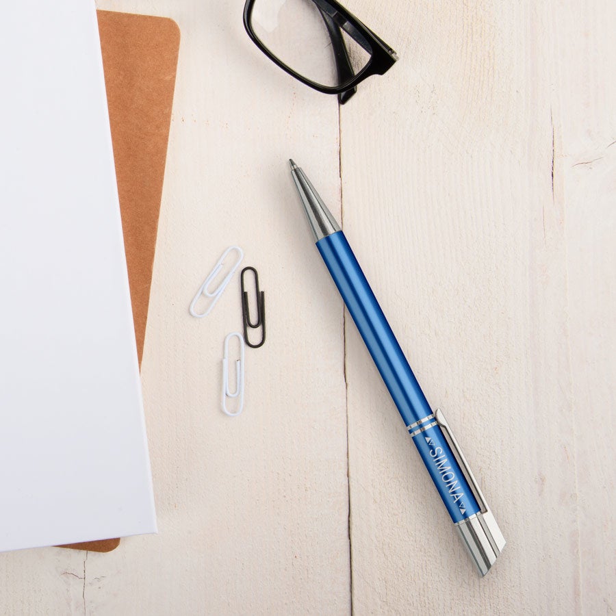 Viva Pens - Tess - penna a sfera incisa - Blu (mano destra)