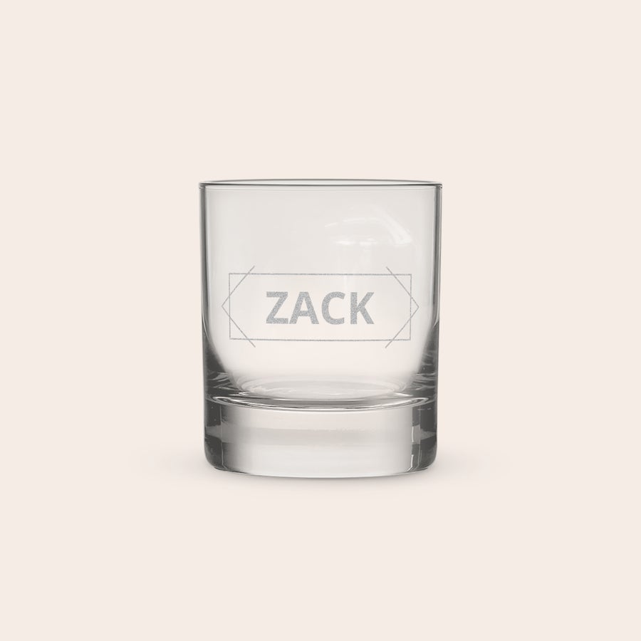Pahar de whisky Pahar de lichior personalizat cu numele ZACK gravat pe el, parte dintr-un set de pahare de lichior personalizate.