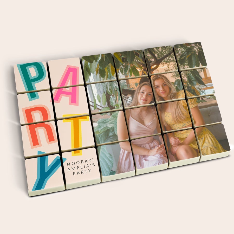 Puzzle di Cioccolato con Foto Cioccolatini a praline con stampa personalizzata della parola PARTY e due ragazze in foto una sorpresa dolcissima