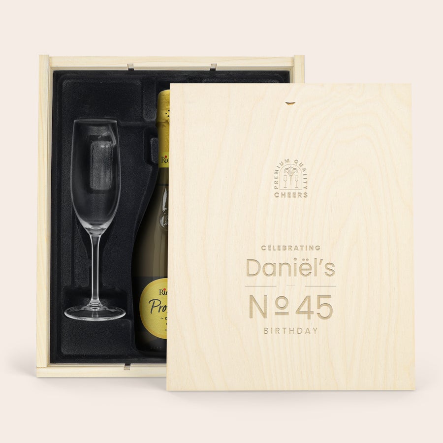 Riondo Proscecco dárkový set se sklenicemi Navrhněte pouzdro pro vynikající víno Riondo Prosecco Spumante, lahev s gravírovanou dřevěnou krabicí a sklenkou