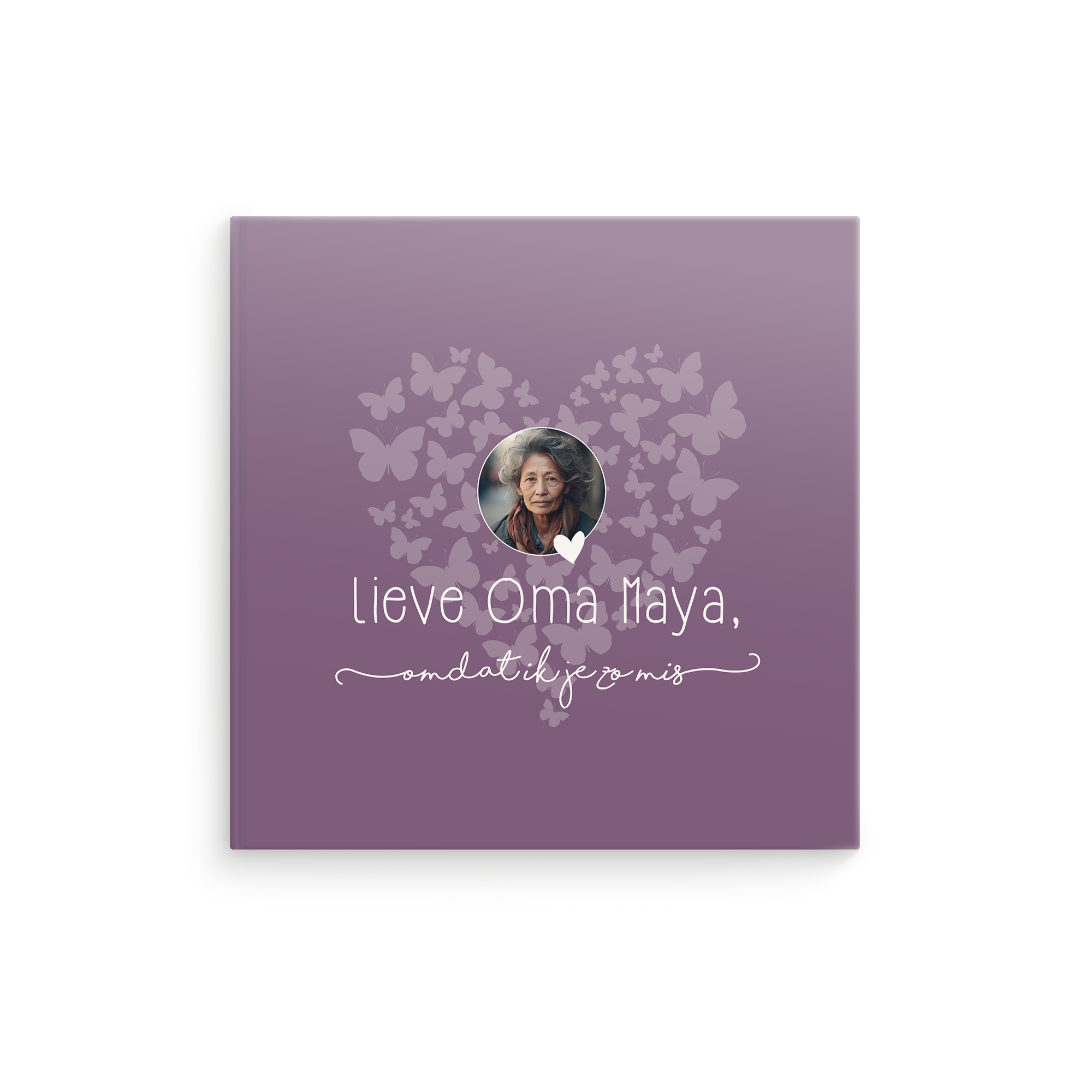 Gepersonaliseerd boek - Lieve Oma, omdat ik je zo mis - Softcover, paarse omslag met vlinders, hartvormige foto van een oma en tekst Lieve Oma Maya, omdat ik je zo mis gedrukt.