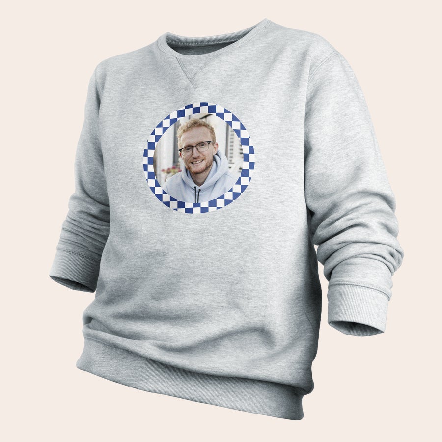 Sudadera para hombre Suéter gris de cuello redondo con foto de un hombre sonriente impresa y marco de cuadros azules.
