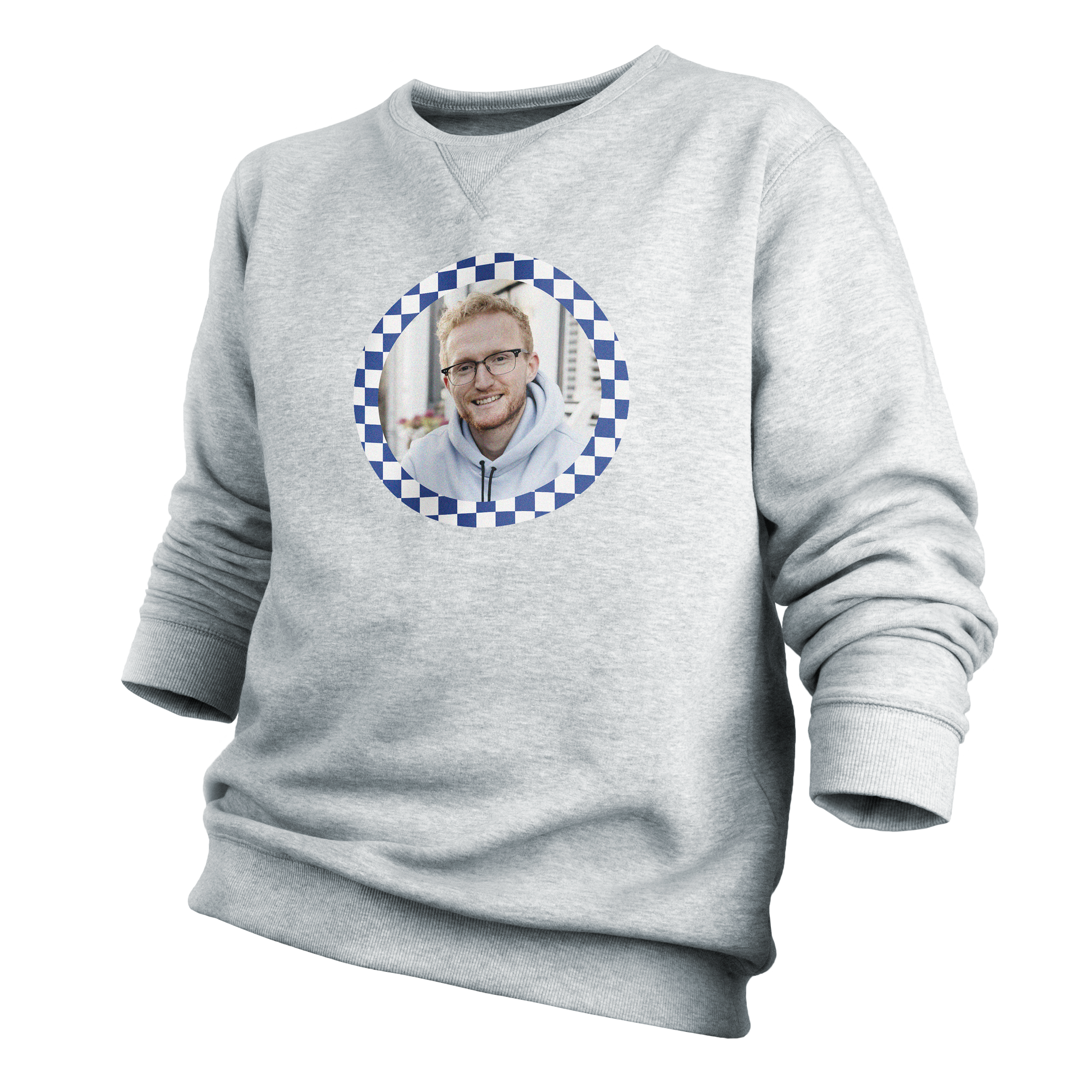 Sweat personnalisé gris avec photo d'un homme souriant imprimée au centre et motif à damier.