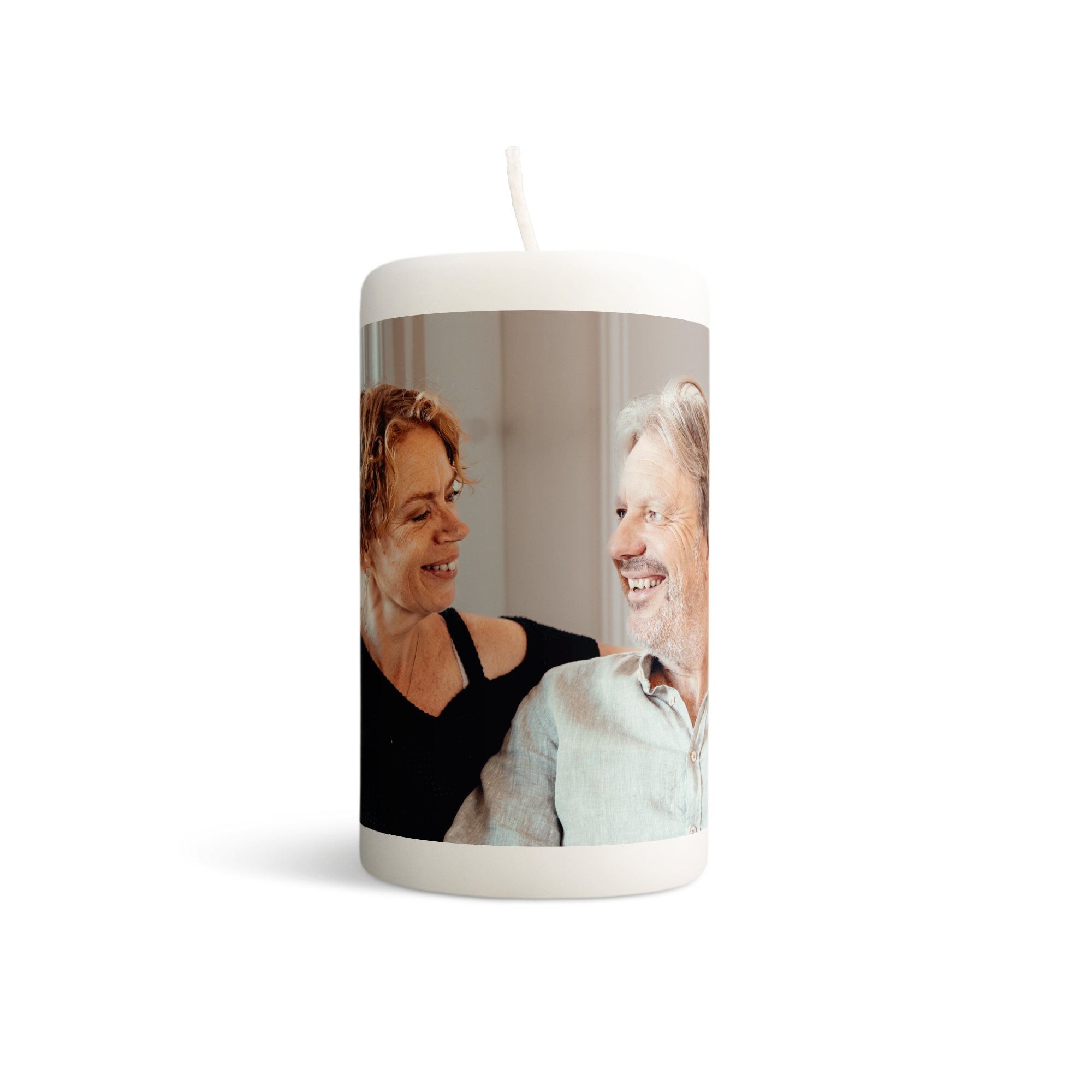 Candela personalizzata bianca con foto di una coppia che sorride stampata attorno.