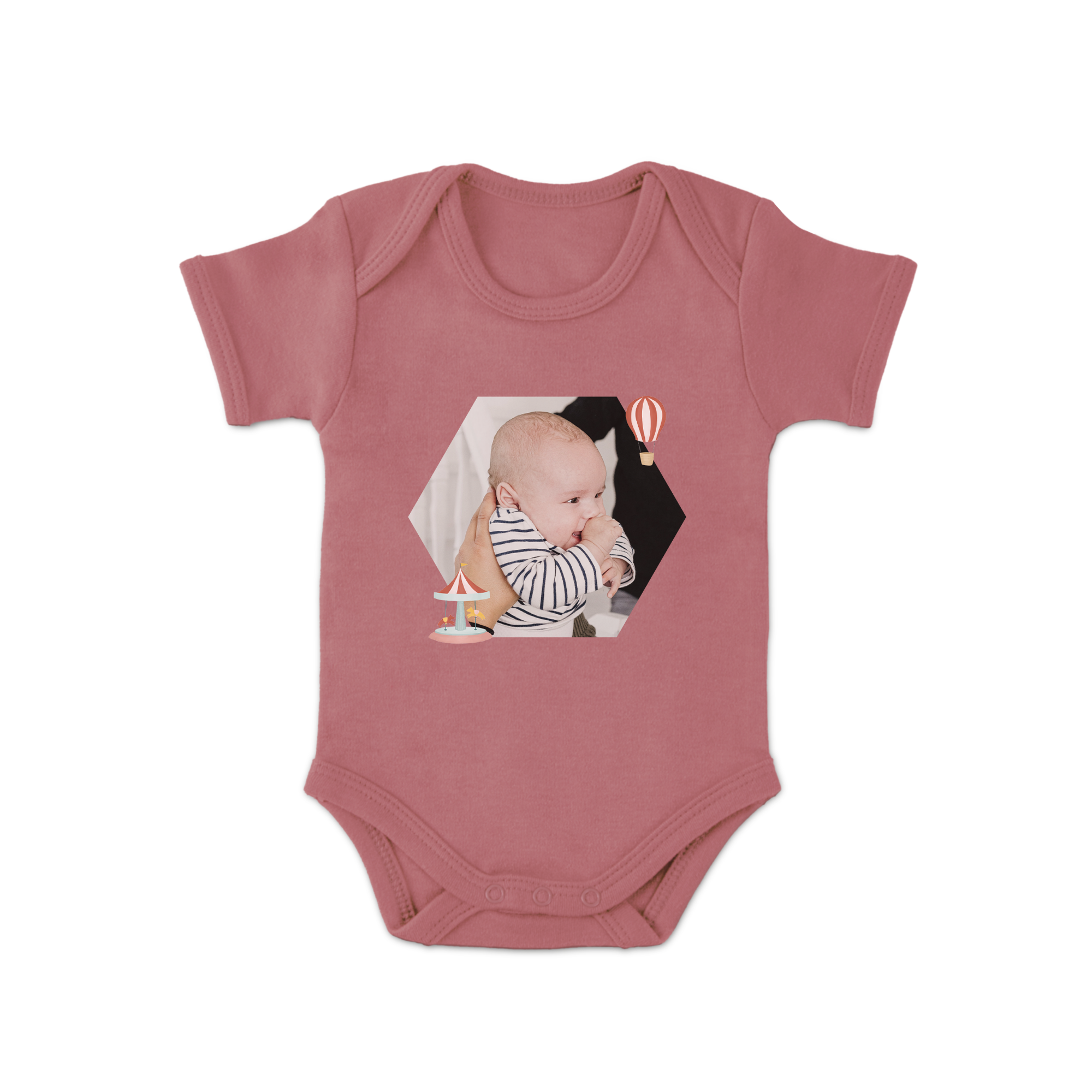 Rosa body med eget tryck av babyfoto i sexkantig ram, karusell och luftballong.
