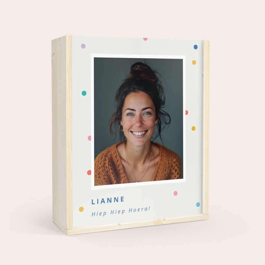 Wijn Belvy personaliseren Gepersonaliseerde bedrukte wijnkist met foto van een lachende vrouw, naam Lianne en tekst Hiep Hiep Hoera!