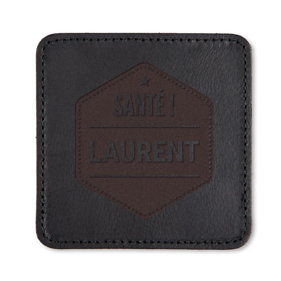 Sous-verre en cuir noir gravé avec un motif hexagonal marron et le texte personnalisable Santé Laurent