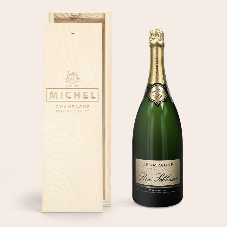 Personlig XL champagneflaska René Schloesser En flaska René Schloesser champagne med en graverad trälåda där namnet Michel och datumet 11.04.1990 är inbränt.