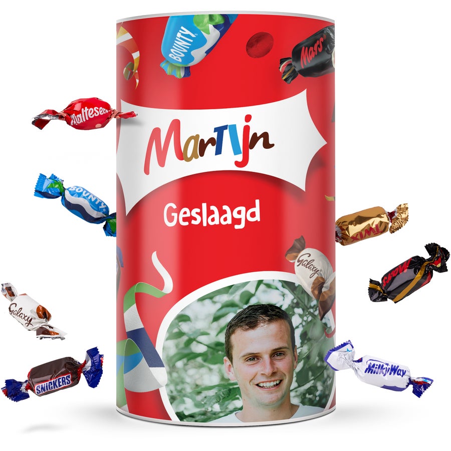 Celebrations XL chocolade cadeauverpakking met naam en foto Gepersonaliseerde Celebrations XL chocolade cadeauverpakking met naam Martijn, foto en de tekst Geslaagd
