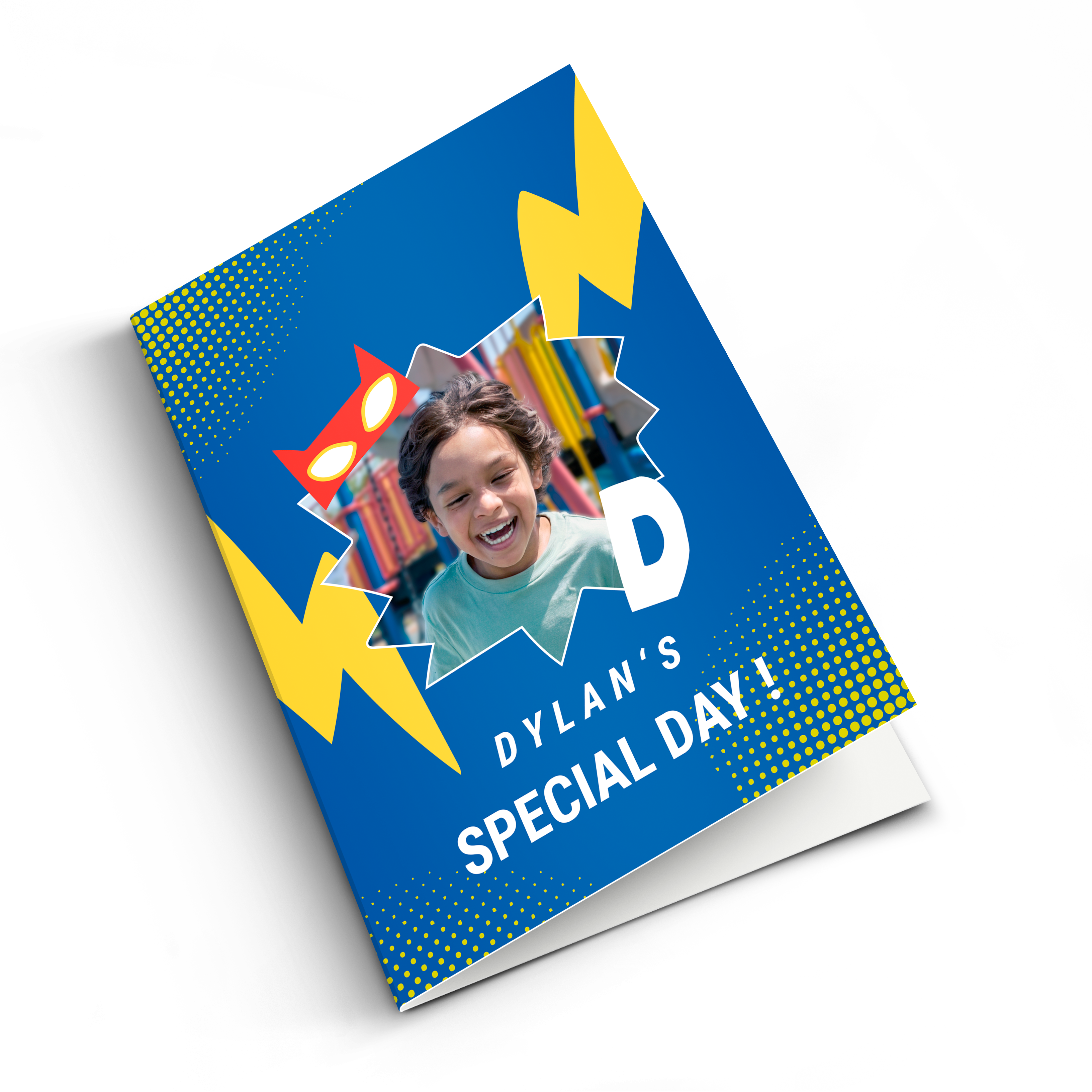 Een open wenskaart met een gedrukte foto van een lachende jongen, geel neon en stippenpatroon, en de tekst Dylan’s Special Day