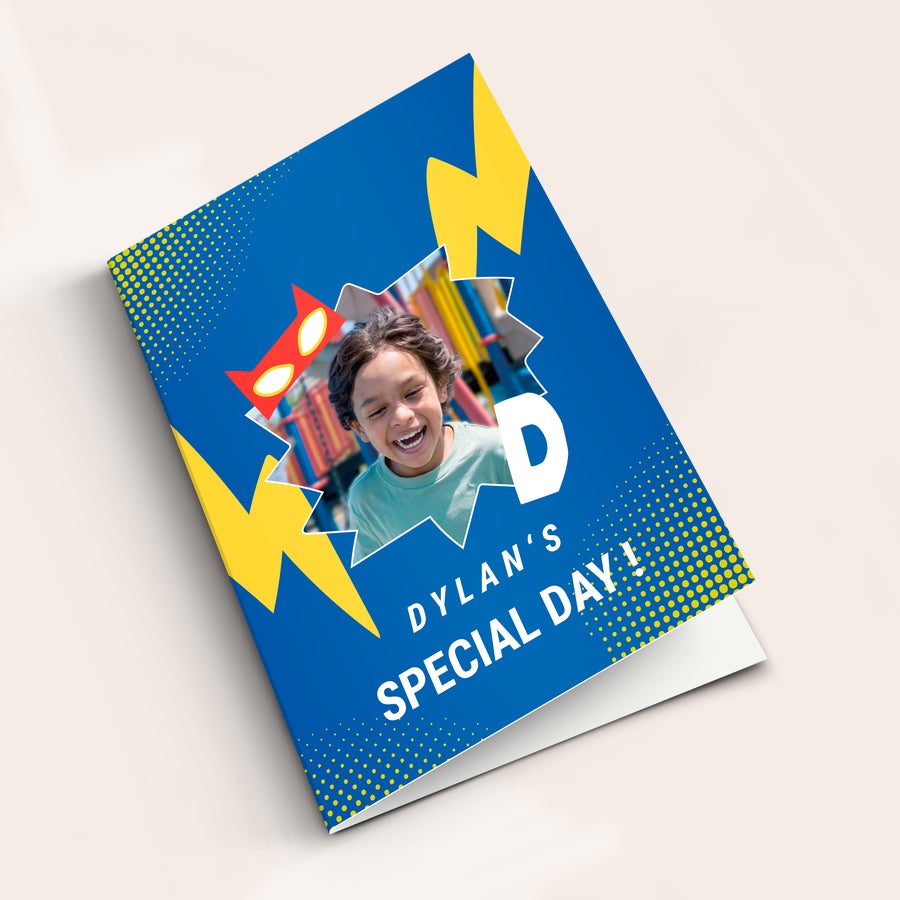Pamiątka Komunii ze zdjęciem Pamiątka Komunii ze zdjęciem dziecka i tekstem „DYLAN’S SPECIAL DAY” w stylu komiksowym, niebiesko-żółta