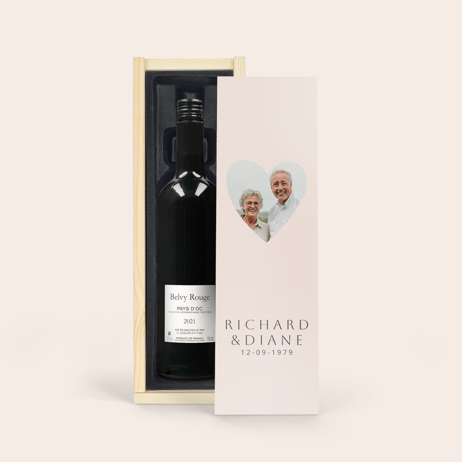 Personalizované Belvy - Červené víno Láhev červeného vína Belvy v dřevěném pouzdře s tištěnou fotografií páru a textem Richard & Diane 12-09-1979