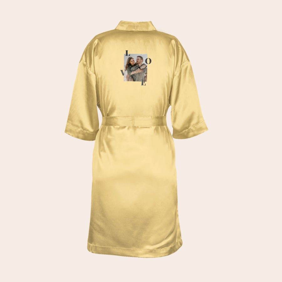 Quimono personalizado Quimono amarelo personalizado com foto de casal e a palavra LOVE impressa nas costas