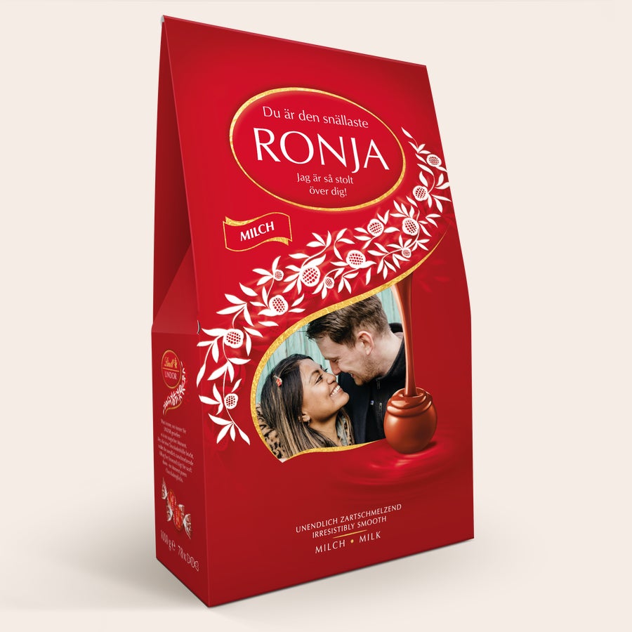 Lindt 1kg choklad presentförpackning Lindt Lindor 1 kg choklad presentförpackning, med tryckt foto och personlig text "Ronja" och "Jag är så stolt över dig"