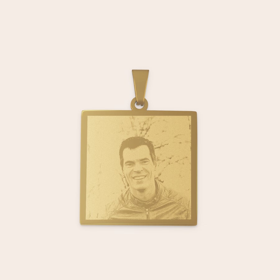 Colar com pendente quadrado Pendente banhado a ouro quadrado com foto gravada de homem sorrindo e espaço para texto personalizado
