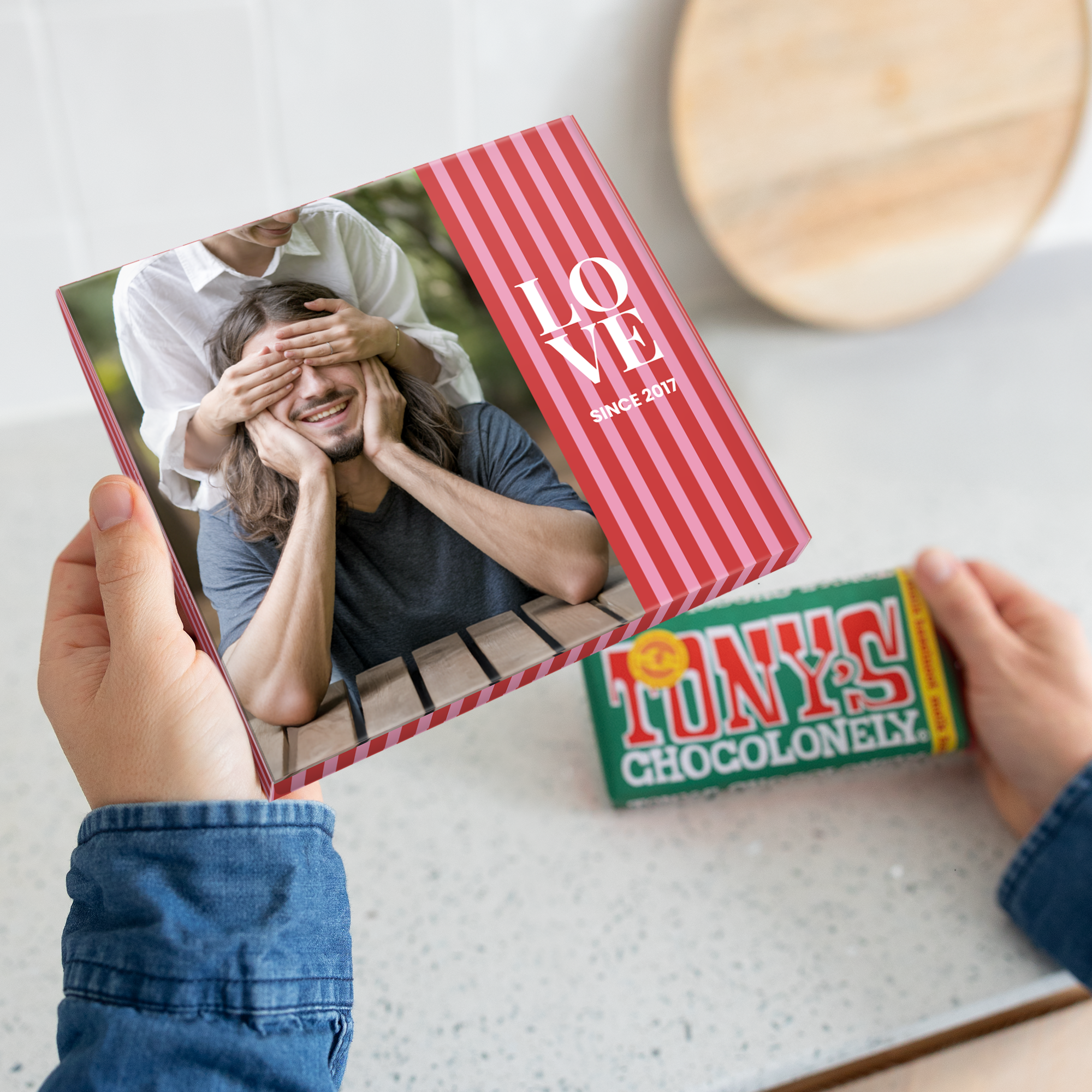 Coffret cadeau personnalisé Tony's Chocolonely noisette imprimé avec photo et texte Love Since 2017
