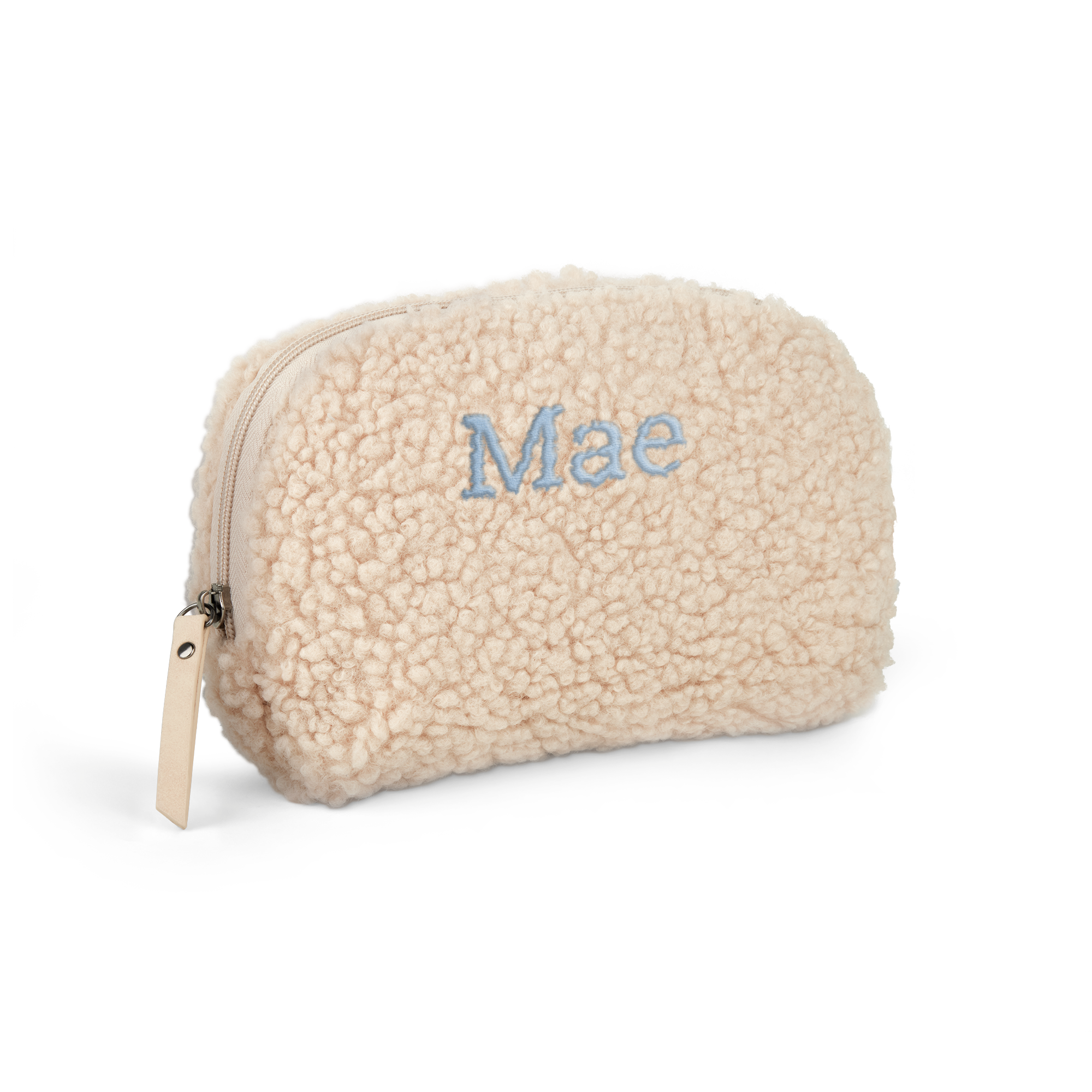 Zachte beige teddy make up tas geborduurd met de blauwe naam Mae