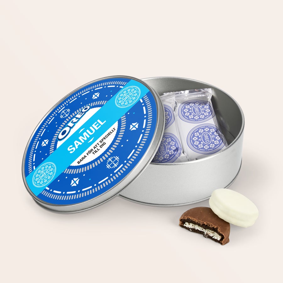 Presentburk med Oreos En presentburk fylld med läckra chokladtäckta Oreo, med ett tryckt lock där "Samuel" och texten "bara för att speciellt till dig" är anpassad