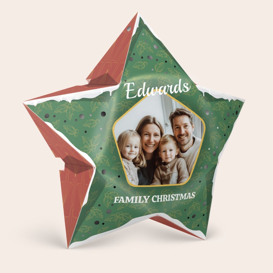 Estrela de Natal de papel personalizada DIY - 42,5 cm - Incluindo luzes Estrela de Natal verde com estampa de azevinho, foto impressa de família, nome Edwards e mensagem Family Christmas. Ilumine as festas com um toque pessoal