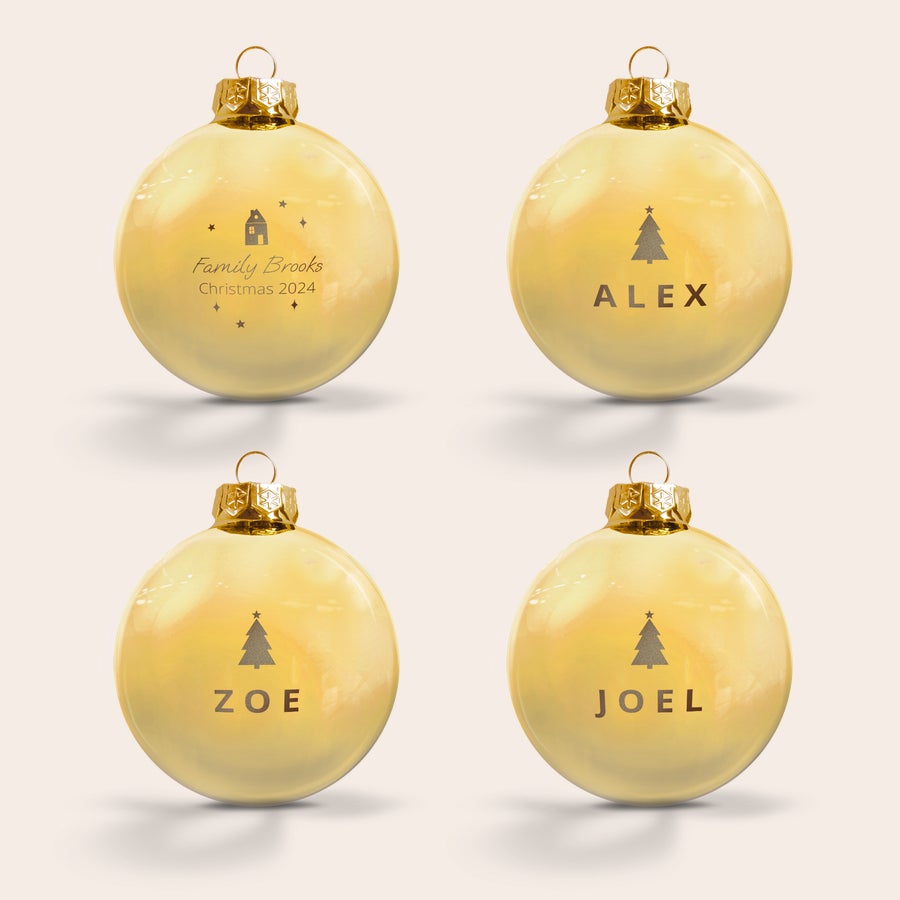 Vianočné gule - sklenené Štyri sklenené vianočné ozdoby so zlatými detailmi. Každá je gravírovaná s menom, napríklad Alex, Zoe, Joel, a jedna má text Family Brooks Christmas 2024.