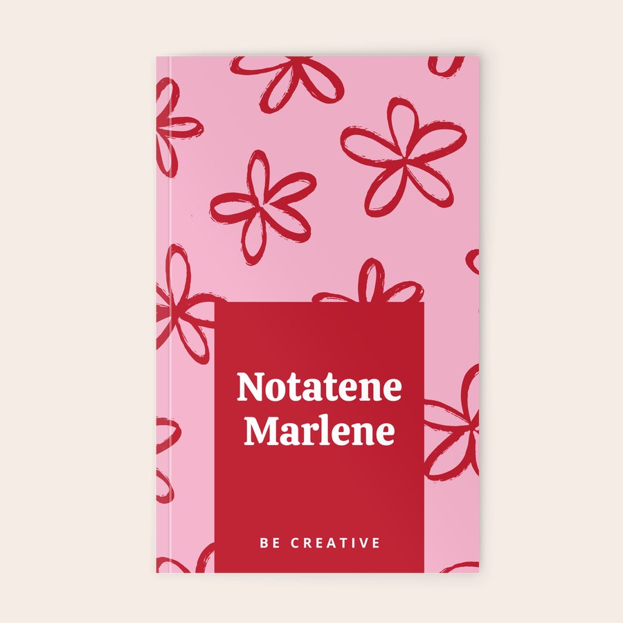 Trykt notatbok Notatbok med trykt omslag i rosa design med røde blomster og teksten "Notatene Marlene" for å tilpasse.