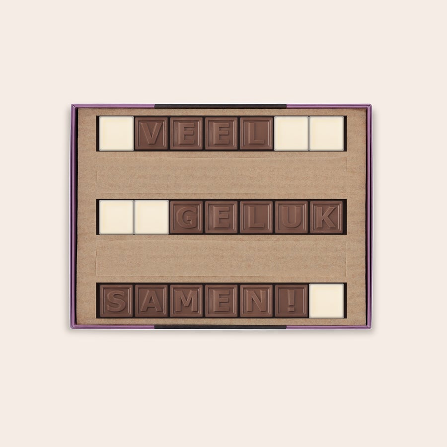 Chocotelegram Chocotelegram met de boodschap VEEL GELUK SAMEN, samengesteld uit melkchocolade letters en witte chocolade spaties.