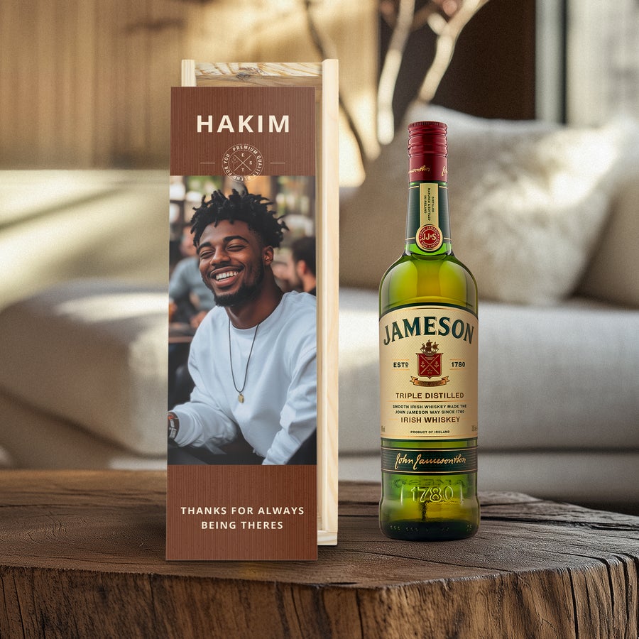 Jameson whiskey v personalizované krabici Láhev Jameson whisky v personalizované dřevěné krabici s vytištěnou fotografií, textem a jménem Hakim